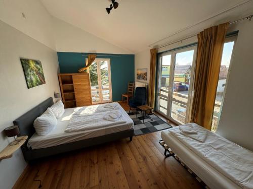 um quarto com 2 camas e uma grande janela em Haus Bade em Stralsund