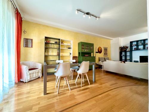 ボローニャにあるGiulia apartment and roomのリビングルーム(テーブル、椅子、ソファ付)