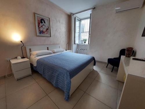 - une chambre avec un lit et une fenêtre dans l'établissement Aglianico Guest House, à Naples