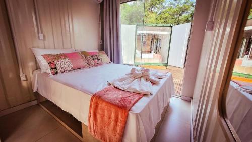 ein kleines Bett in einem Zimmer mit Fenster in der Unterkunft Pousada Jardim Encantado - Hospedagem junto a natureza na cidade do Cristo Protetor! in Encantado