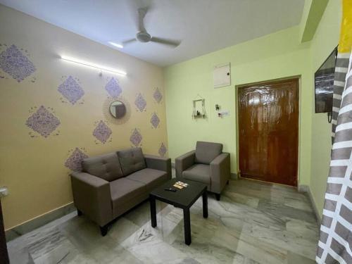 Posezení v ubytování Beautiful 2bhk centrally located with free parking