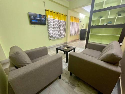 Posezení v ubytování Beautiful 2bhk centrally located with free parking