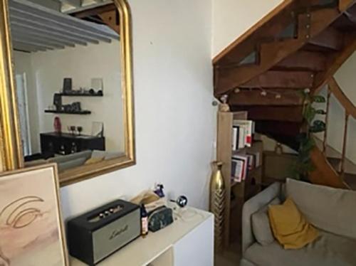 - un salon avec un miroir et un canapé dans l'établissement Amienoise centre ville, à Amiens