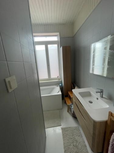 une salle de bain avec un lavabo et des toilettes et une fenêtre dans l'établissement Amienoise centre ville, à Amiens