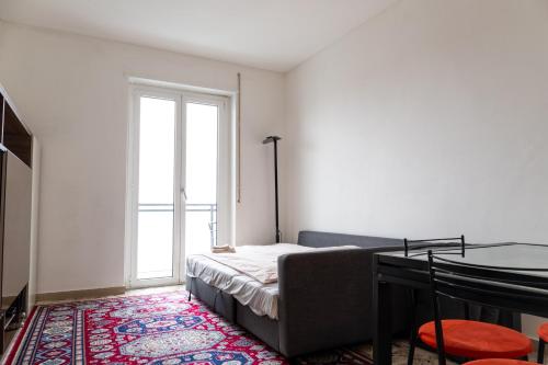 un dormitorio con una cama y una ventana en Milan Panoramic Views, Central Location, en Milán