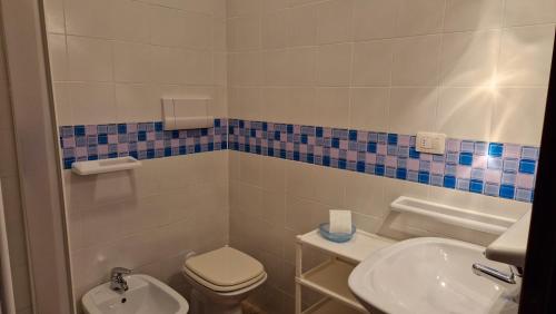 a bathroom with a toilet and a sink at Appartamento Marina by Holiday World in Santa Teresa Gallura