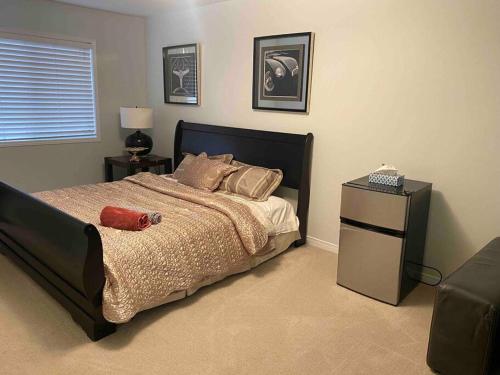 Легло или легла в стая в 3BDR House in Oakville, Luxury, Style & Comfort