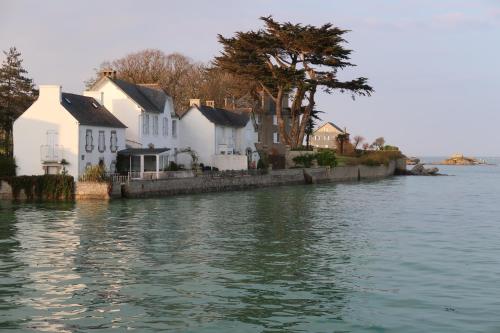 a group of houses on the shore of a body of water at Maison à 200m des plages de Brignogan - Holiday Home-Fereinhaus in Brignogan-Plages