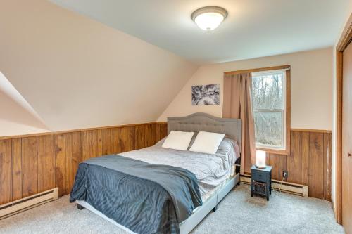 um quarto com uma cama e uma janela em Countryside Retreat on Cokato Lake with Indoor Sauna em Cokato