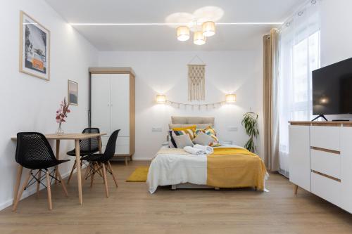 une chambre avec un lit et une table avec des chaises dans l'établissement Apartament Oscar, A4, à Lublin