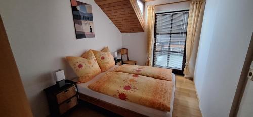 - une petite chambre avec un lit et une fenêtre dans l'établissement Ferienhaus Resch, à Laufen