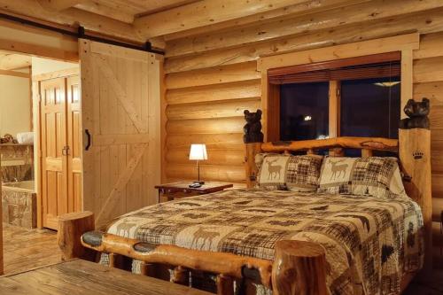 מיטה או מיטות בחדר ב-Georgetown Lake Escape With Starlink