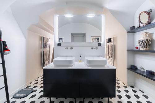 Baño con 2 lavabos y espejo en Wonderful luxury house at 10min from Paris, en Meudon