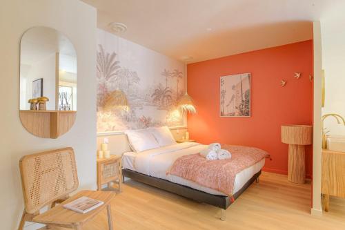 une chambre avec un lit avec un ours en peluche dessus dans l'établissement Suite romantique et charmante parking, à Villeurbanne