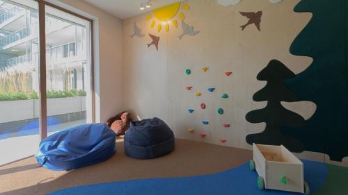 een kamer met twee zitzakken in een kamer met een muur bij VacationClub - Apartamenty Zakopiańskie Apartament 112 in Zakopane