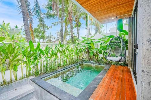 ein Schwimmbad in der Mitte eines Hauses in der Unterkunft The Hitam Tiny Villa - 2 BR Architectural Villa 4 mins to Beach in Tanah Lot