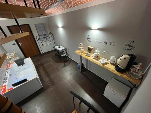Habitación con baño con encimera y lavabo. en Fabianna suite, en Agliano Terme