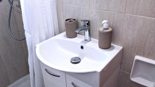 - białą umywalkę w łazience z prysznicem w obiekcie Archzante boutique villa w Kalamákion