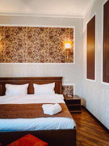 Кровать или кровати в номере Royal Renaissance Hotel