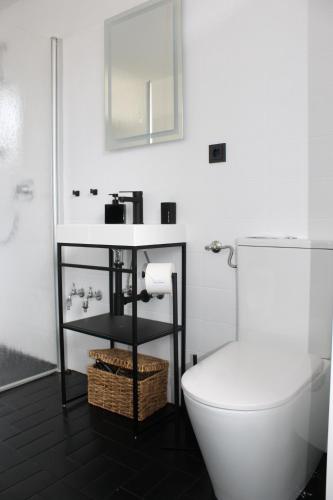 un bagno bianco con un water e un lavandino di Boutique Wohnung mit Domblick a Paderborn