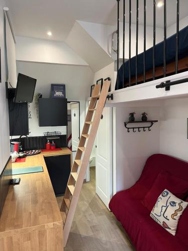 Cette petite chambre comprend une mezzanine et un bureau. dans l'établissement Studio Louis XIII, à Rouen