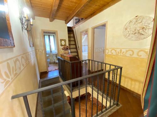a staircase in a house with a stair case at Splendida villetta con giardino in Barbarano Romano