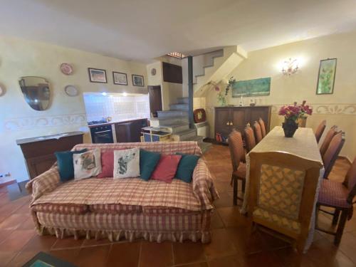 sala de estar con sofá y mesa en Splendida villetta con giardino en Barbarano Romano