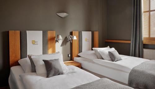 Cama ou camas em um quarto em YoHo - The Young Hotel