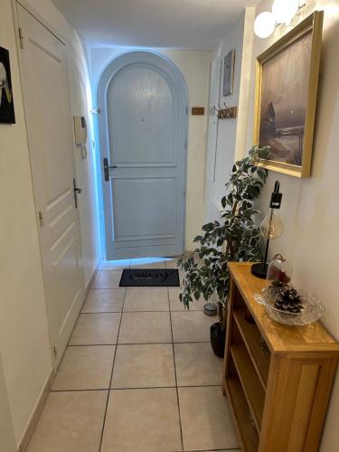 pasillo con puerta azul y suelo de baldosa en Marina Ivoire, en Aigues-Mortes