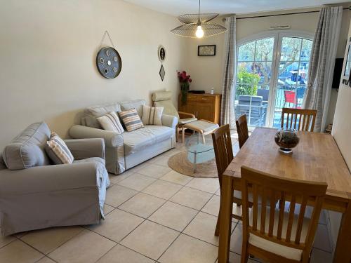 un salon avec un canapé et une table dans l'établissement Marina Ivoire, à Aigues-Mortes