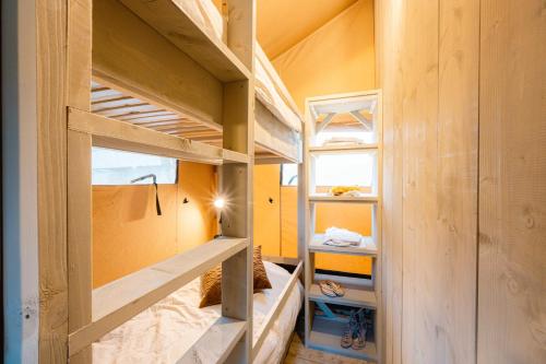 a small room with bunk beds in it at Safaritent in Ingen