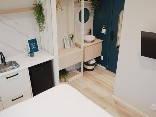 a small bathroom with a sink and a mirror at Apê Metrô Paulista in Sao Paulo