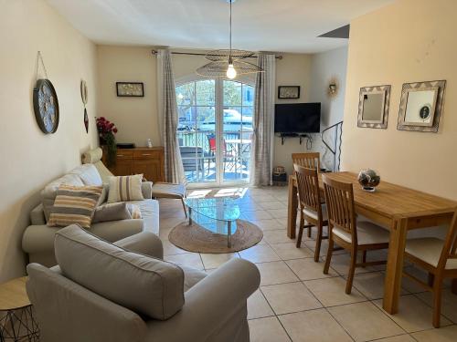 una sala de estar con un sofá y una mesa en Marina Ivoire, en Aigues-Mortes