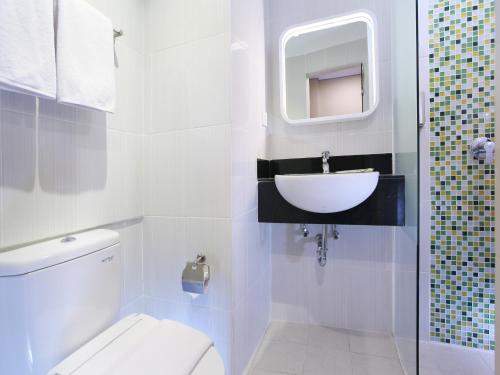 Kúpeľňa v ubytovaní Zest Airport Jakarta by Swiss-Belhotel International