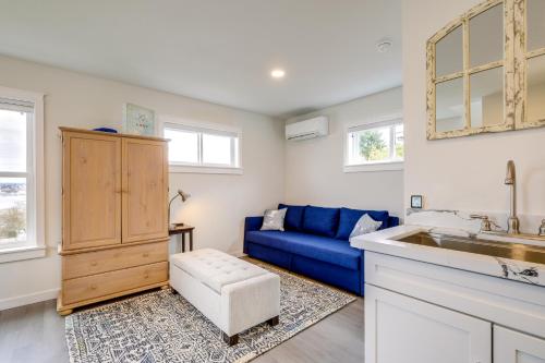 une cuisine avec un canapé bleu et un évier dans l'établissement Port Orchard Guest House - Walk to Bay Street!, à Port Orchard