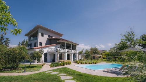 Bazén v ubytování Electra BeachFront Suites, Nea Irakleia nebo v jeho okolí