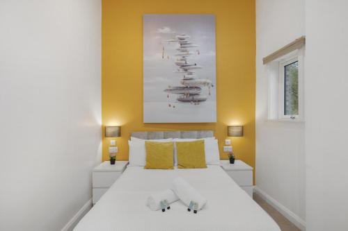 - une chambre avec un grand lit blanc aux murs jaunes dans l'établissement Central and Modern One Bedroom Flat 201, à Oxford