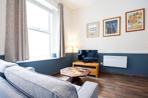 sala de estar con sofá y TV en Homely 1 bedroom apartment in Smithfield, Dublin, en Dublín