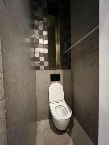 W łazience znajduje się toaleta z lustrem. w obiekcie Boutique amsterdam B&B w Amsterdamie