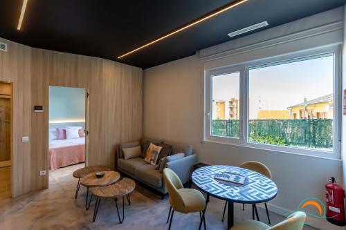 オ・グローベにあるapartamento sol e luaのソファとテーブルのあるリビングルーム