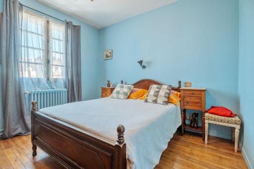 une chambre avec un grand lit et une fenêtre dans l'établissement House Ty-Matelot Daleth at 2 min foot in the water, à Saint-Malo