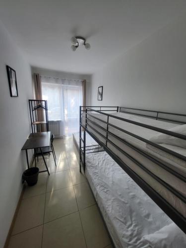 Ένα ή περισσότερα κρεβάτια σε δωμάτιο στο Rooms4Rest Popularna - Private rooms for tourists - ATR Consulting Sp, z o,o,