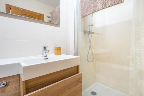 ein Bad mit einem Waschbecken und einer Dusche in der Unterkunft Casa Naranja, A Simply Spanish Rentals Property in Murcia