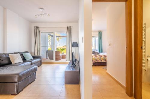 ein Wohnzimmer mit einem Sofa und einem Tisch in der Unterkunft Casa Naranja, A Simply Spanish Rentals Property in Murcia