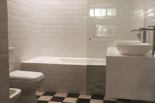 La salle de bains est pourvue d'une baignoire, de toilettes et d'un lavabo. dans l'établissement Hermosa, arbolada y amplia, à La Floresta