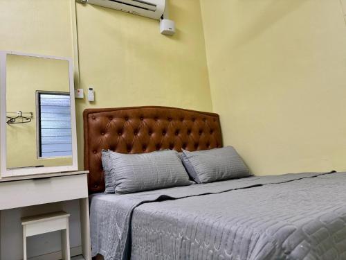 Giường trong phòng chung tại Teratak Tok Ma Rumah Cengal