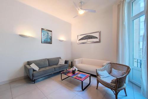 un salon avec un canapé et une table dans l'établissement PROVIDENCE - 3P apartment in the heart of Cannes, à Cannes