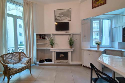 un salon avec une cheminée et une télévision dans l'établissement PROVIDENCE - 3P apartment in the heart of Cannes, à Cannes
