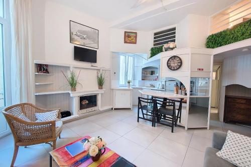 un salon avec cheminée et une salle à manger dans l'établissement PROVIDENCE - 3P apartment in the heart of Cannes, à Cannes