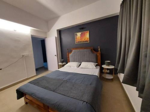 Postel nebo postele na pokoji v ubytování Skyline 2BHK Independent flat